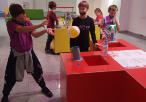 Na zdjęciu widać zabawy uczniów w Centrum Nowoczesności Młyn Wiedzy.